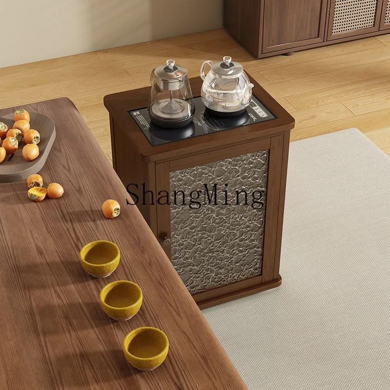 รถเข็นชาเคลื่อนที่ CL ขนาดเล็ก วางอยู่ในมุมห้องนั่งเล่น พร้อมเครื่องชงชาในตัวและกาต้มน้ำ