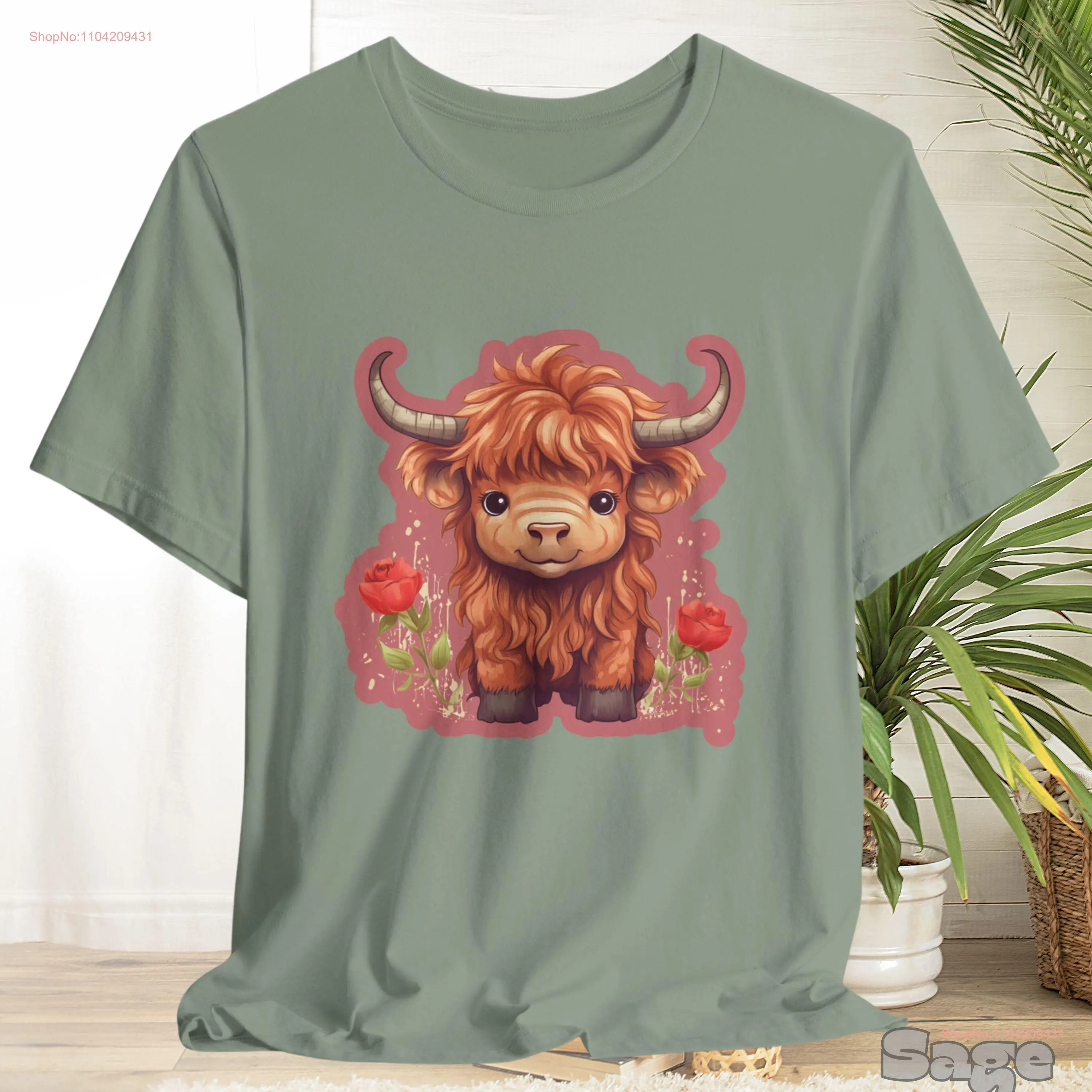 Adorable Cute Highland Cow With Roses T Shirt Women's Rustic Western Style Farm Animal for Loving Country Mom