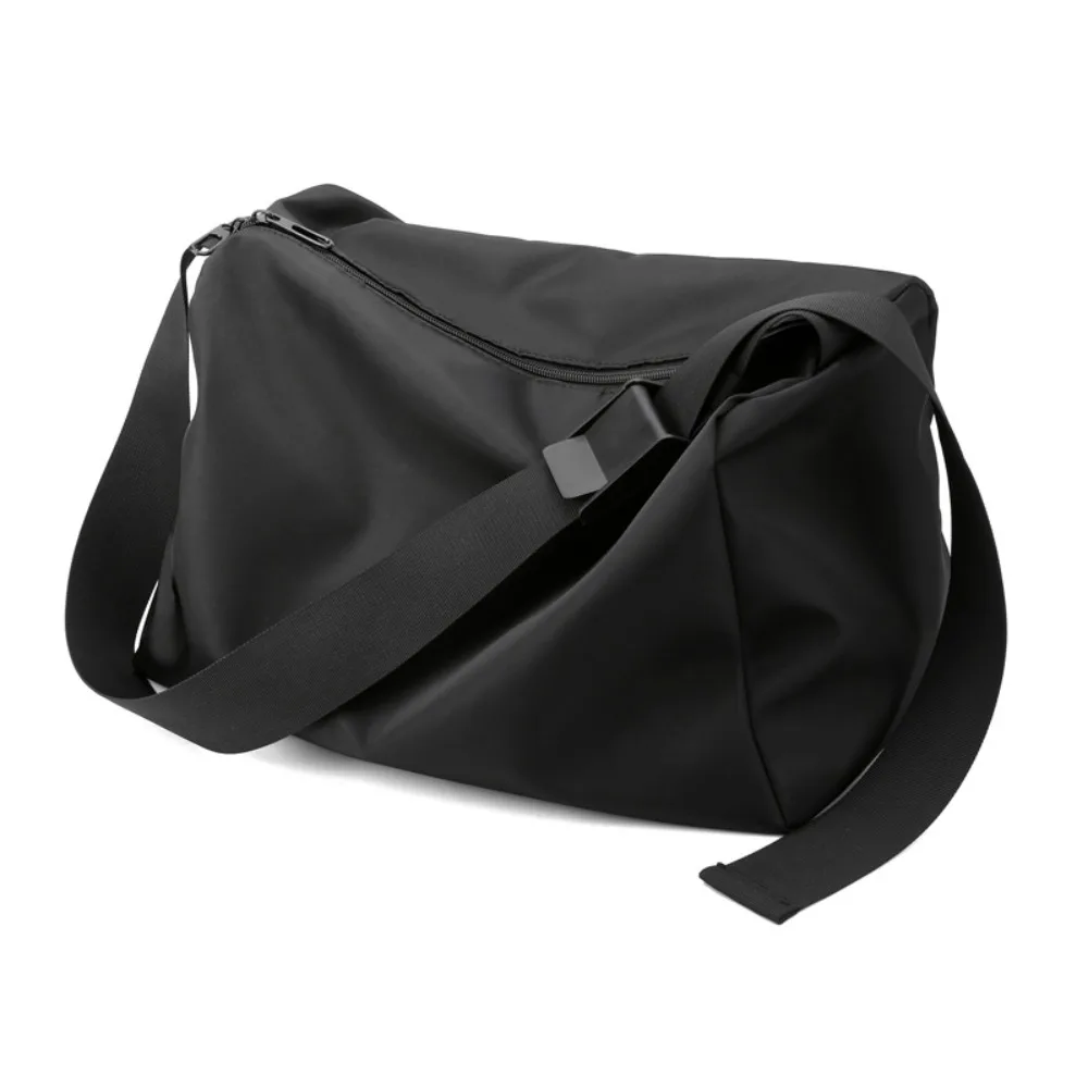 

Large Capacity Gym Waterproof Bag Adjustable Strap Water-Resistant Outdoor Duffle Bag Zipper Closure Crossbody Sports Bag