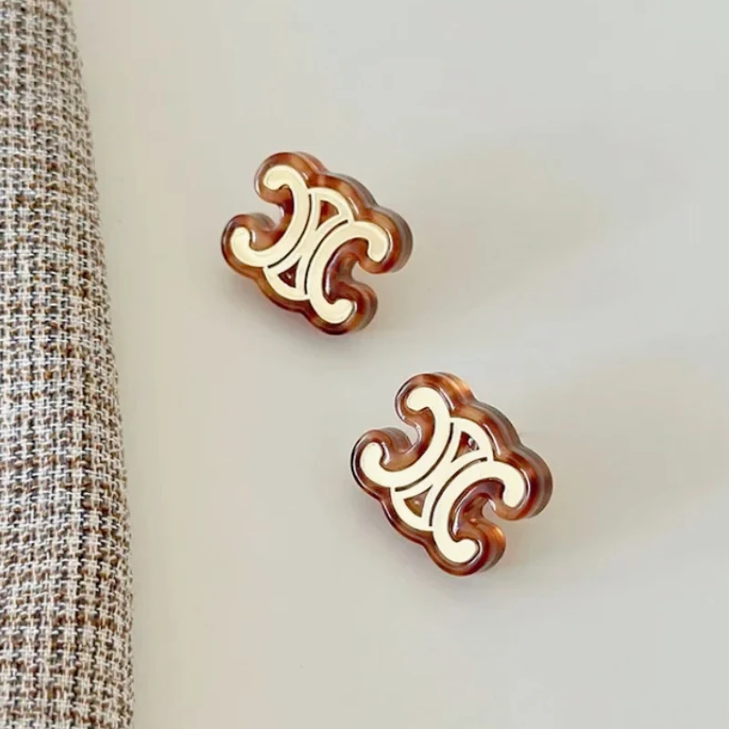 

European and American Retro-style Light Luxury Fashion Stud Earrings Are High-end Gifts for Women's Banquets and Parties