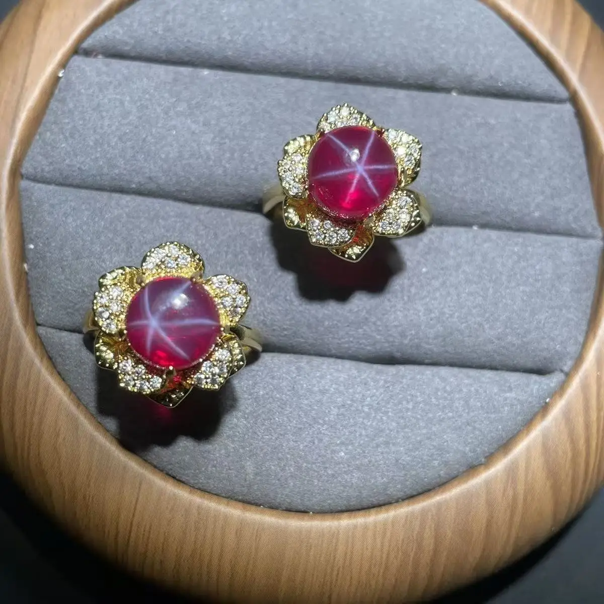 

Starlight gemstone pendant, ring, necklace accessory inlaid with rubies, colored gemstones that can rotate, something rare and