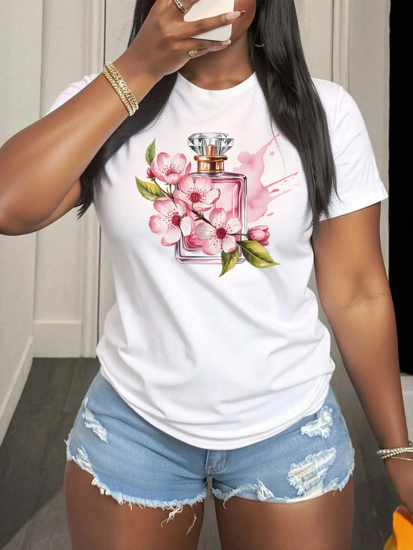 

Элегантный флакон духов больших размеров и футболка с цветочным рисунком для стильного очарования