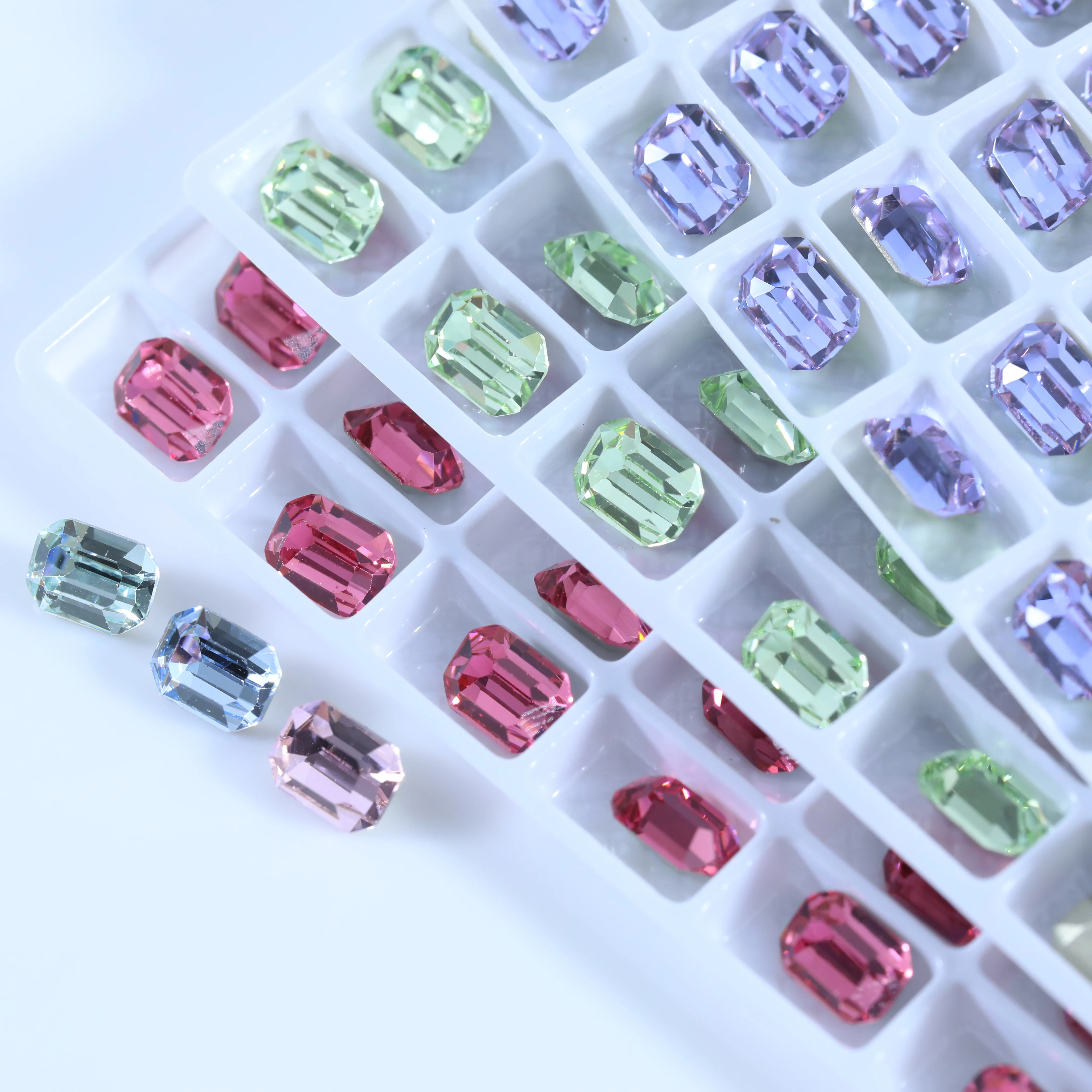 Glänzende Kristall-Rechteck-Oktagon-Strasssteine mit spitzer Unterseite zum Handnähen für DIY-Taschen, Schuhe, Nagelkunst, Hochzeitskleider und Accessoires. – Detail 2