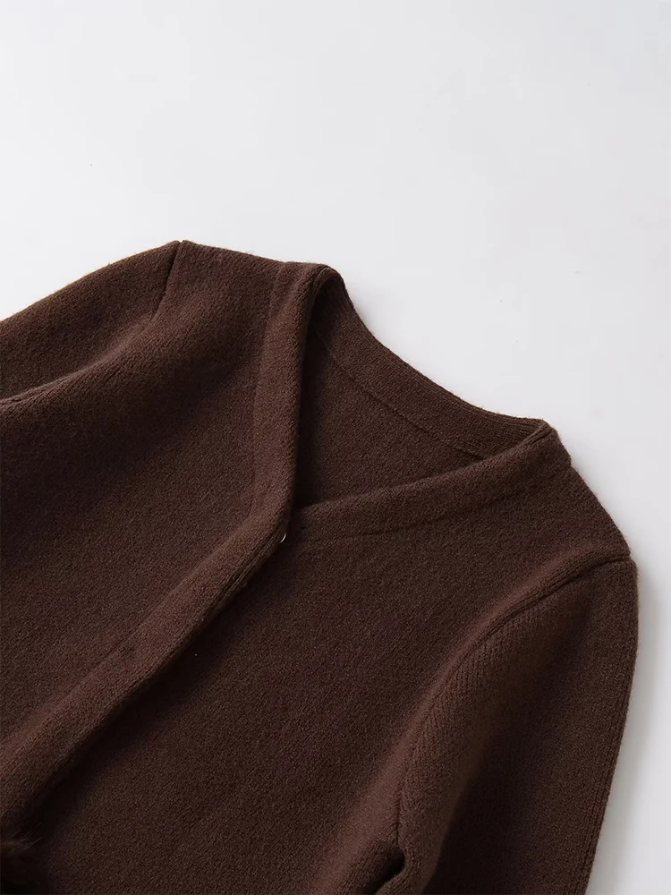 Kardigan rajutan patchwork efek bulu imitasi warna solid yang modis dan serbaguna bergaya Eropa untuk wanita.