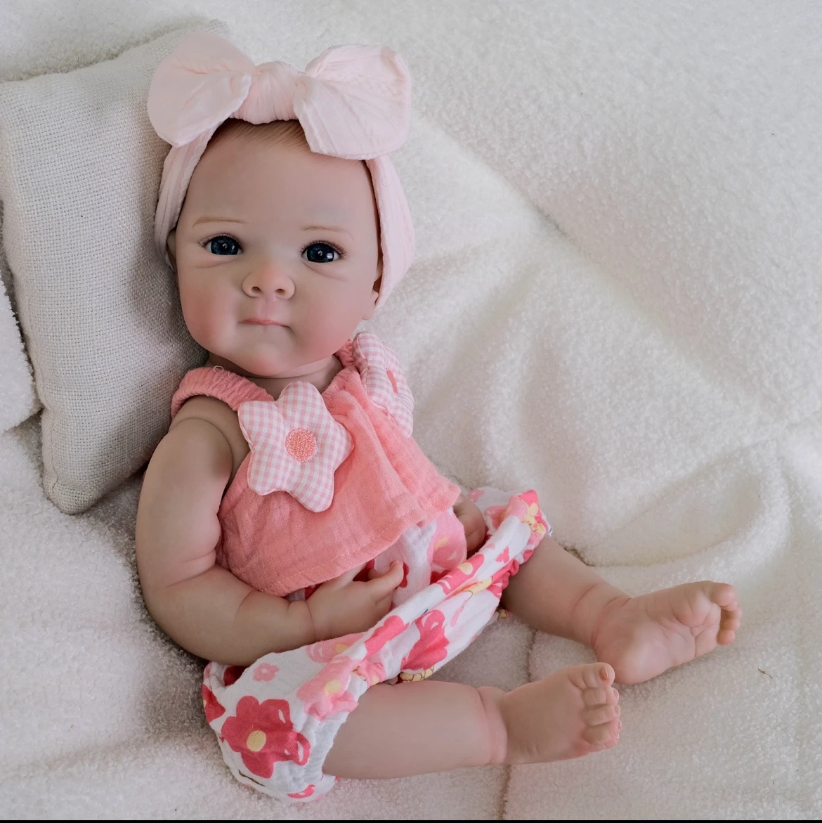 18-calowa lalka Reborn Baby Bettie w różowym rampersie z gwiazdkami, realistyczny noworodek z ręcznie malowanymi żyłkami i ultra miękkim ciałem.