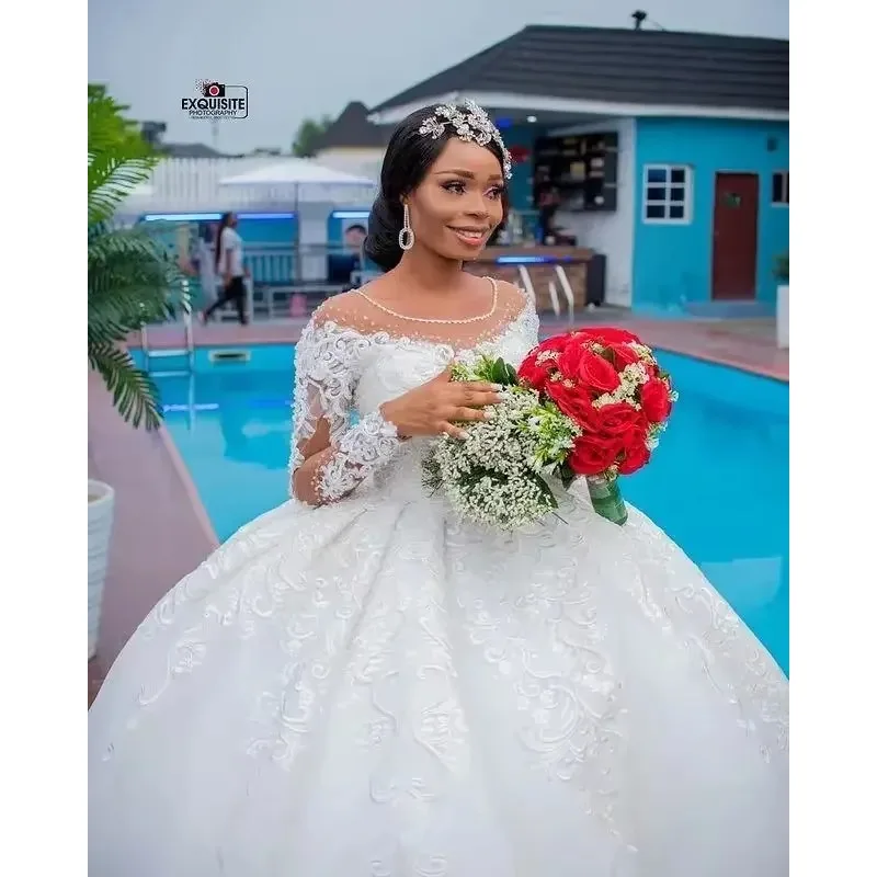 فساتين زفاف مخصصة مقاس كبير 2025 فاخرة بأكمام طويلة مزينة بالدانتيل مطرز برقبة شفافة أفريقية فستان زفاف الأميرة