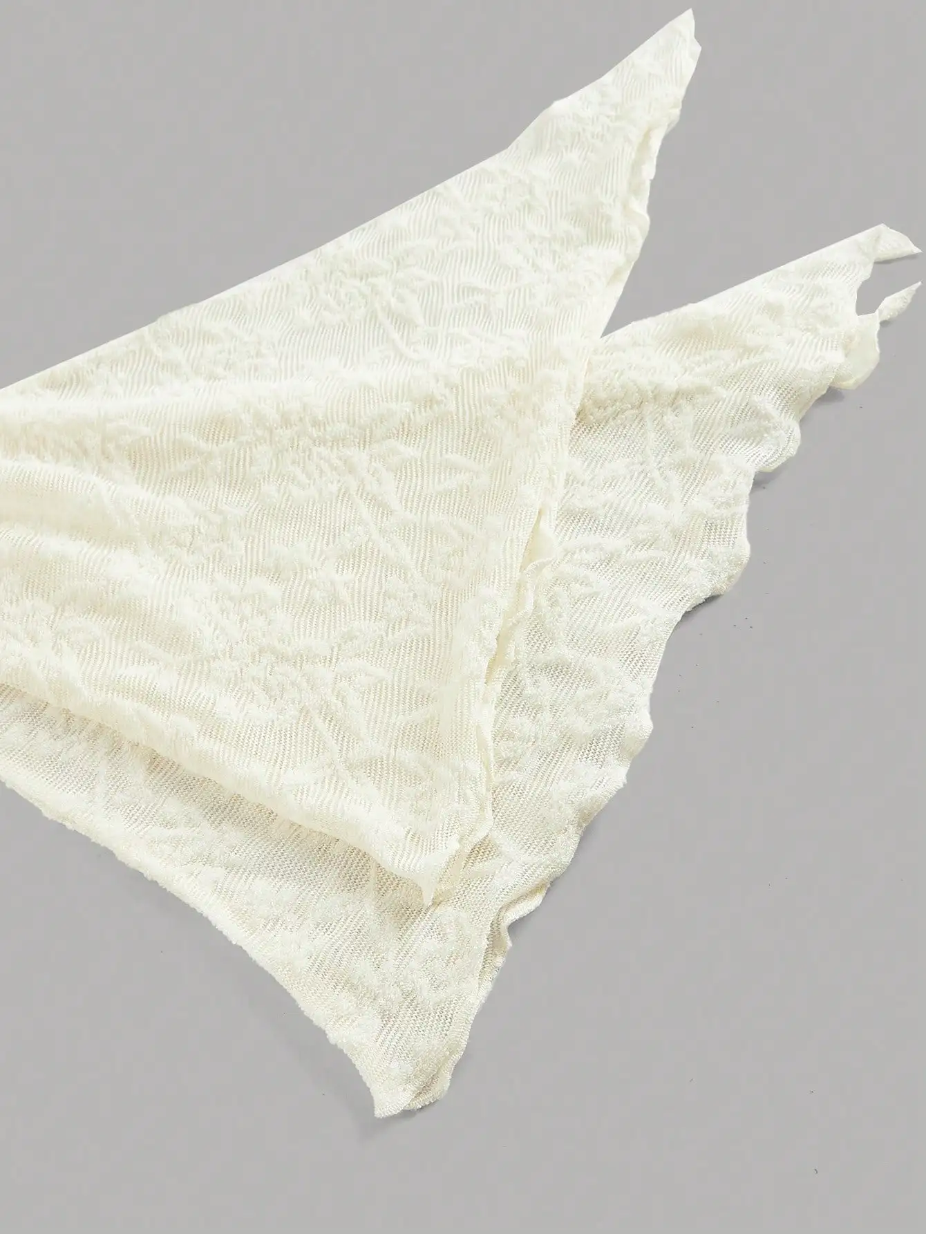 

Платье-русалка цвета слоновой кости с кружевным V-образным вырезом, расклешенными рукавами и бантом спереди