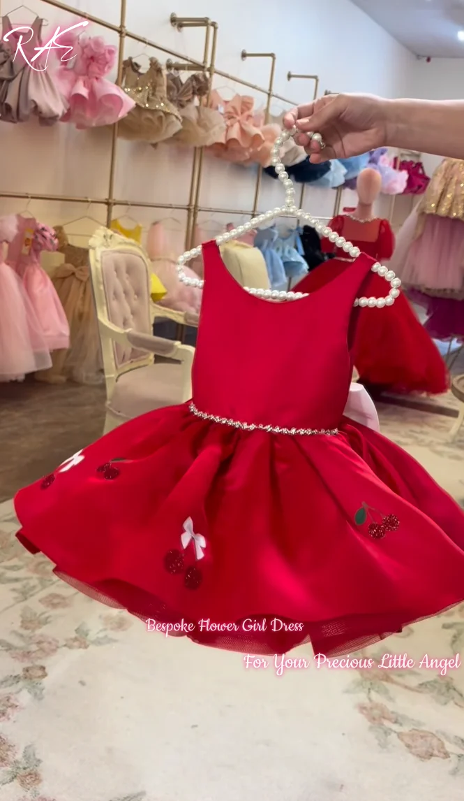 robe-de-demoiselle-d'honneur-en-satin-rouge-pour-mariage-anniversaire-ou-concours-de-beaute-sans-manches-robe-bouffante-avec-appliques-de-cerises-scintillantes-et-grand-nœud-blanc