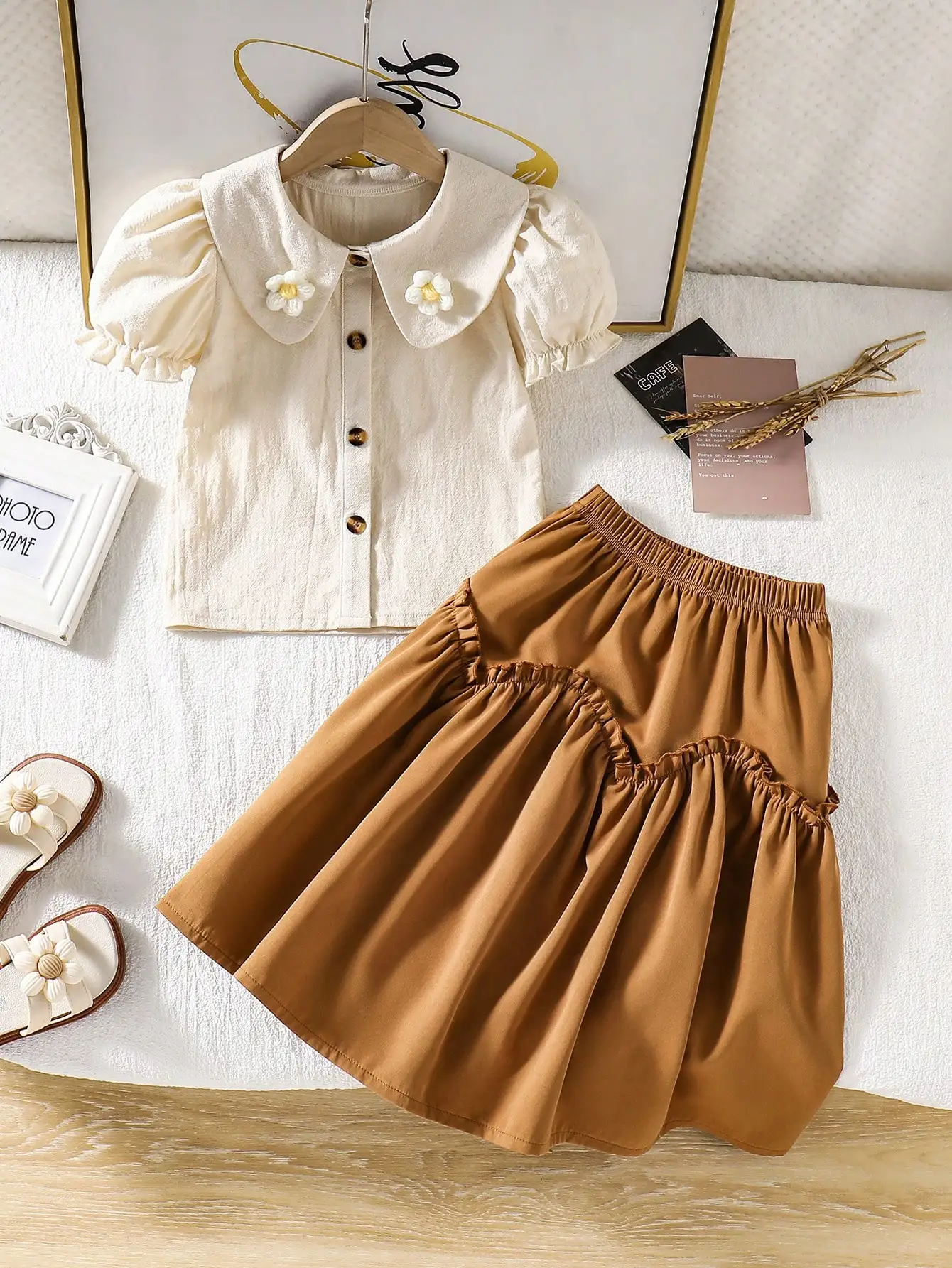 (5040) Conjunto Femenino Retro de Estilo Francés para Niña. Este conjunto de estilo francés retro consta de una blusa beige con cuello de muñeca y una falda marrón de cintura alta, con un diseño de mangas abullonadas que exuda elegancia, perfecto para el 