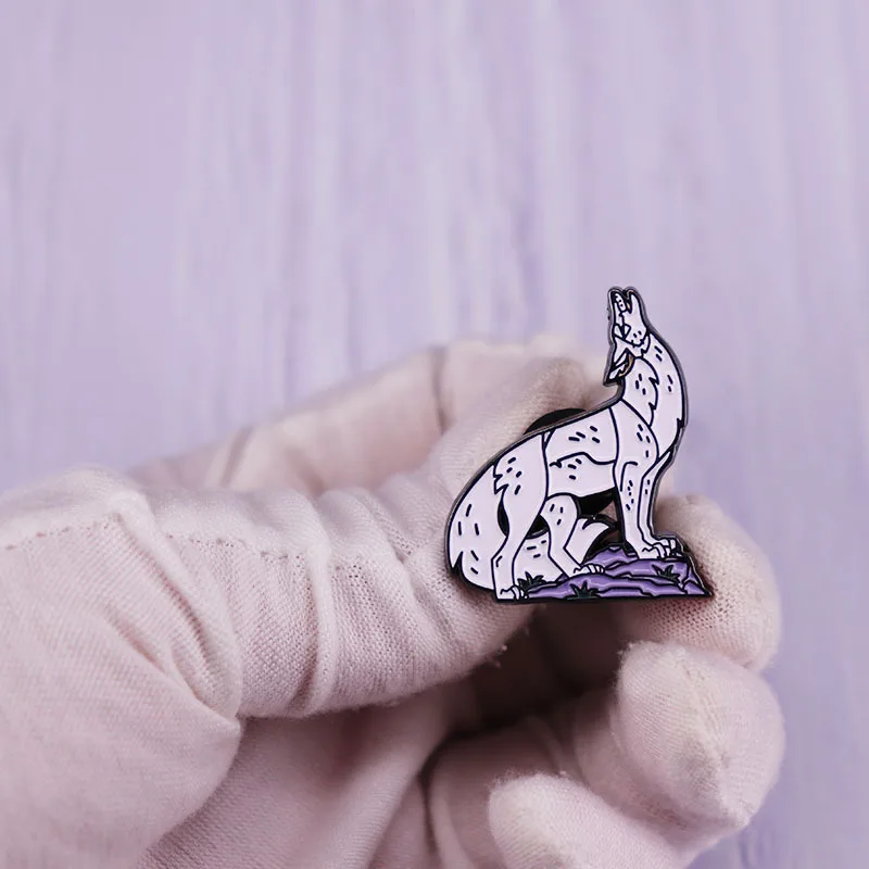 Wolf Enamel Pins Custom Tai Chi Moon Punk Animal Brooches Luxury Copper Lapel Badges Wild Jewelry Gifts
