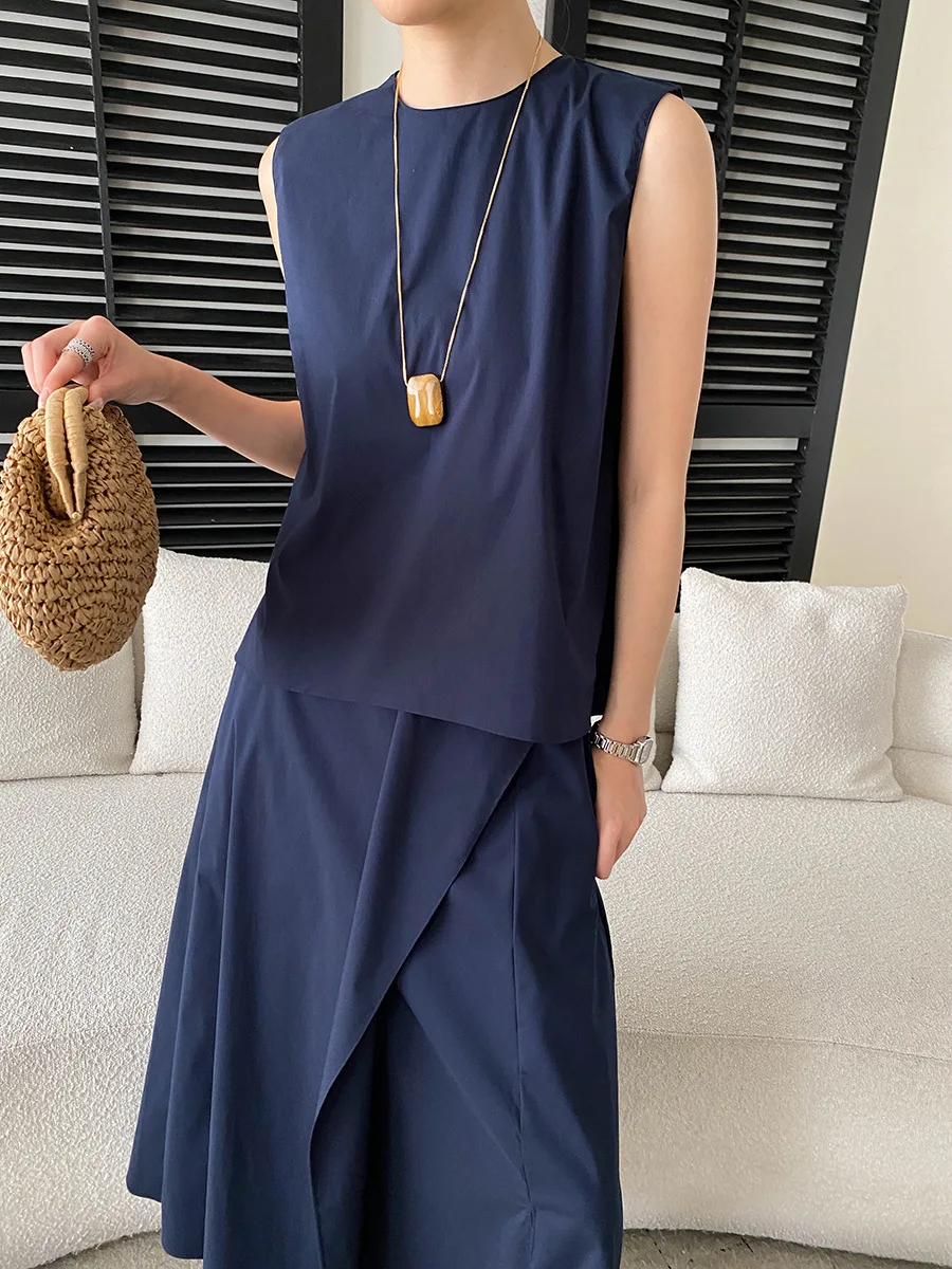 Frühlings- und Sommer-Damen-Set: Lässiges, einfarbiges, unregelmäßig designtes, ärmelloses Westen-Shirt mit Rundhalsausschnitt und Halbrock. – Detail 18