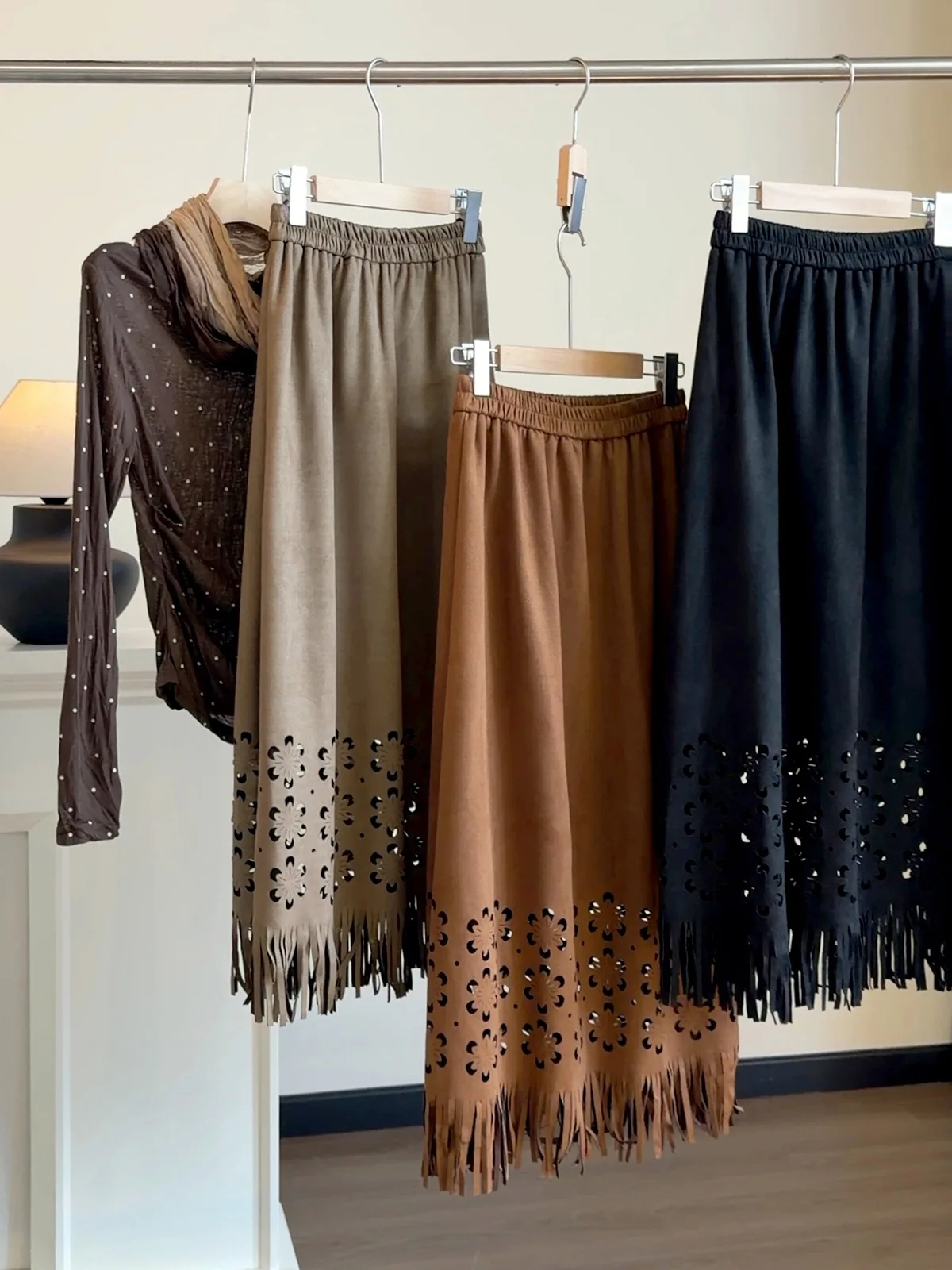 Women Coffee Suede Hollow Out Tassel Midi Skirt Elastic High Waist A-line Flowy Fringe Hem Vintage Casual Western Coummt Bottoms
