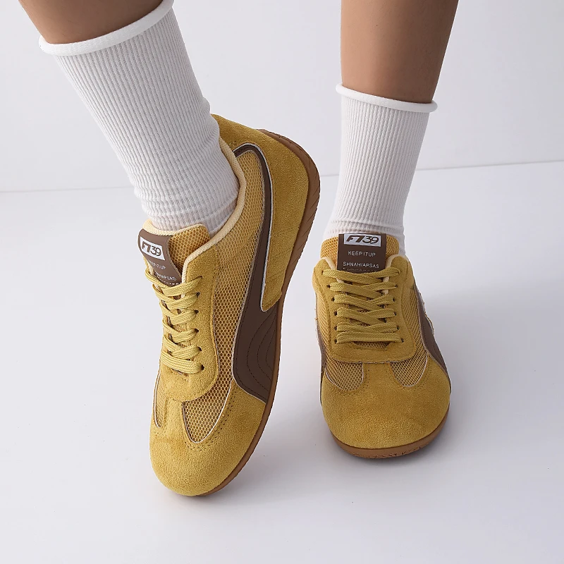 2025 جديد وصول المرأة كعب مسطح الأبيض عداء أحذية رياضية النمط الألماني أحذية تدريب كل مباراة أفضل بائع الخريف الرياضة عادية