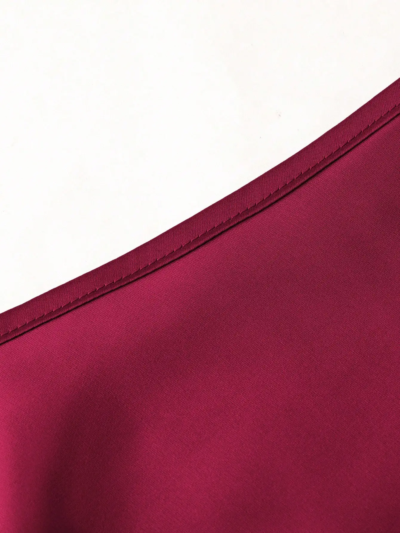 เสื้อเบลาส์ผ้าซาตินสีพื้นแบบมีจีบผูกโบว์ที่เอว รุ่น Modelyn เสื้อเบลาส์ผ้าซาตินมีโบว์ เสื้อเบลาส์สีแดงเข้ม เสื้อเบลาส์ผ้าซาตินสีแดงเข้ม