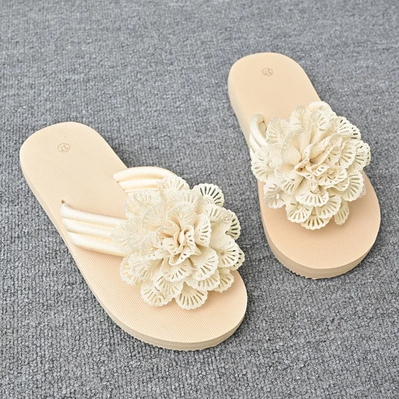 Infradito da donna indossano pantofole estive fresche