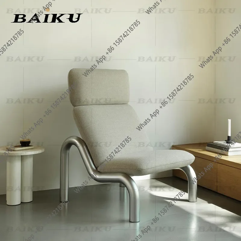 Modernes, minimalistisches Wohnzimmer, gebogener Loungesessel aus Rohr, Metallsofa mit hoher Rückenlehne, Modellzimmer, Designer-Einzelsessel X