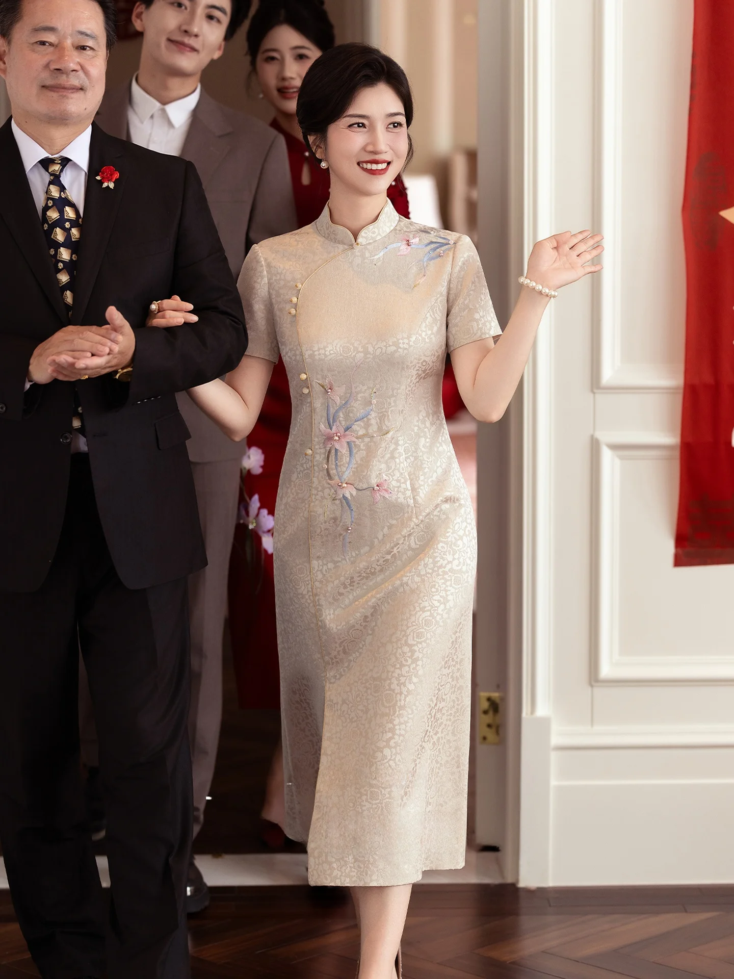 

Новое китайское свадебное платье-ципао для мам, стройнящее, средней длины, с коротким рукавом, для торжественных свадебных церемоний