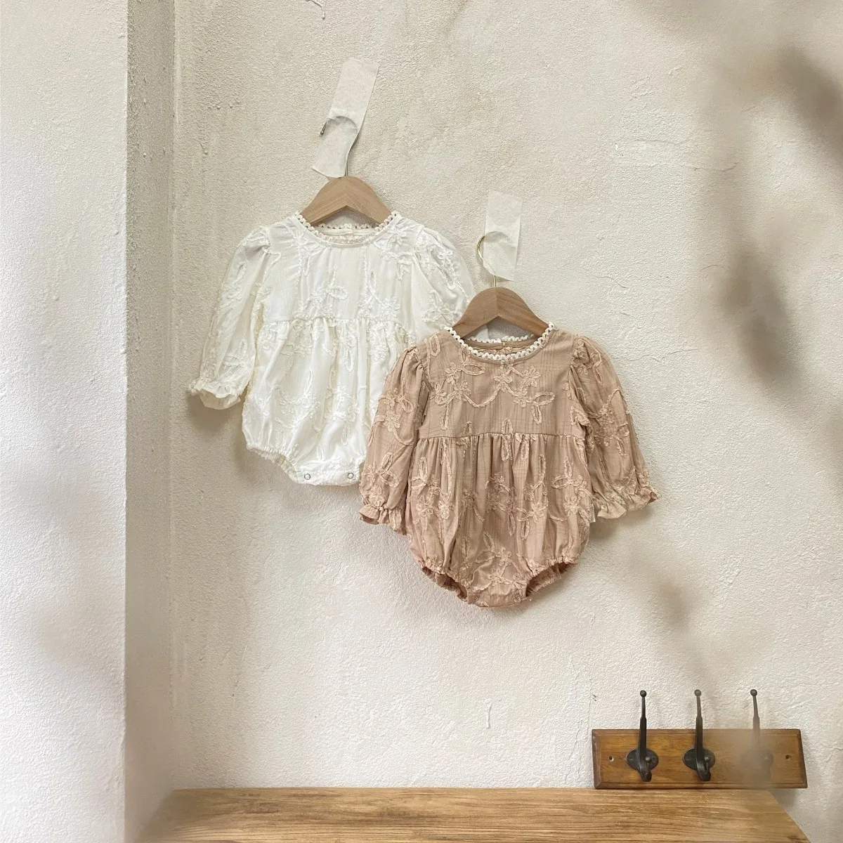 

2026 весенние комбинезоны для маленьких девочек, жаккардовые боди для новорожденных девочек с кружевным воротником, детские комбинезоны с пышными рукавами для маленьких девочек