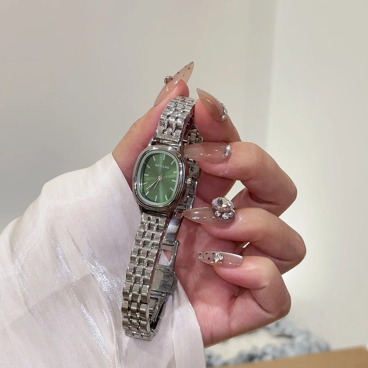 Berühmte Damenuhren mit kleinem ovalem Zifferblatt, Quarzuhr, Studentenmode, koreanische Version, einfache Armbanduhren, luxuriöses Geschenk. – Detail 4
