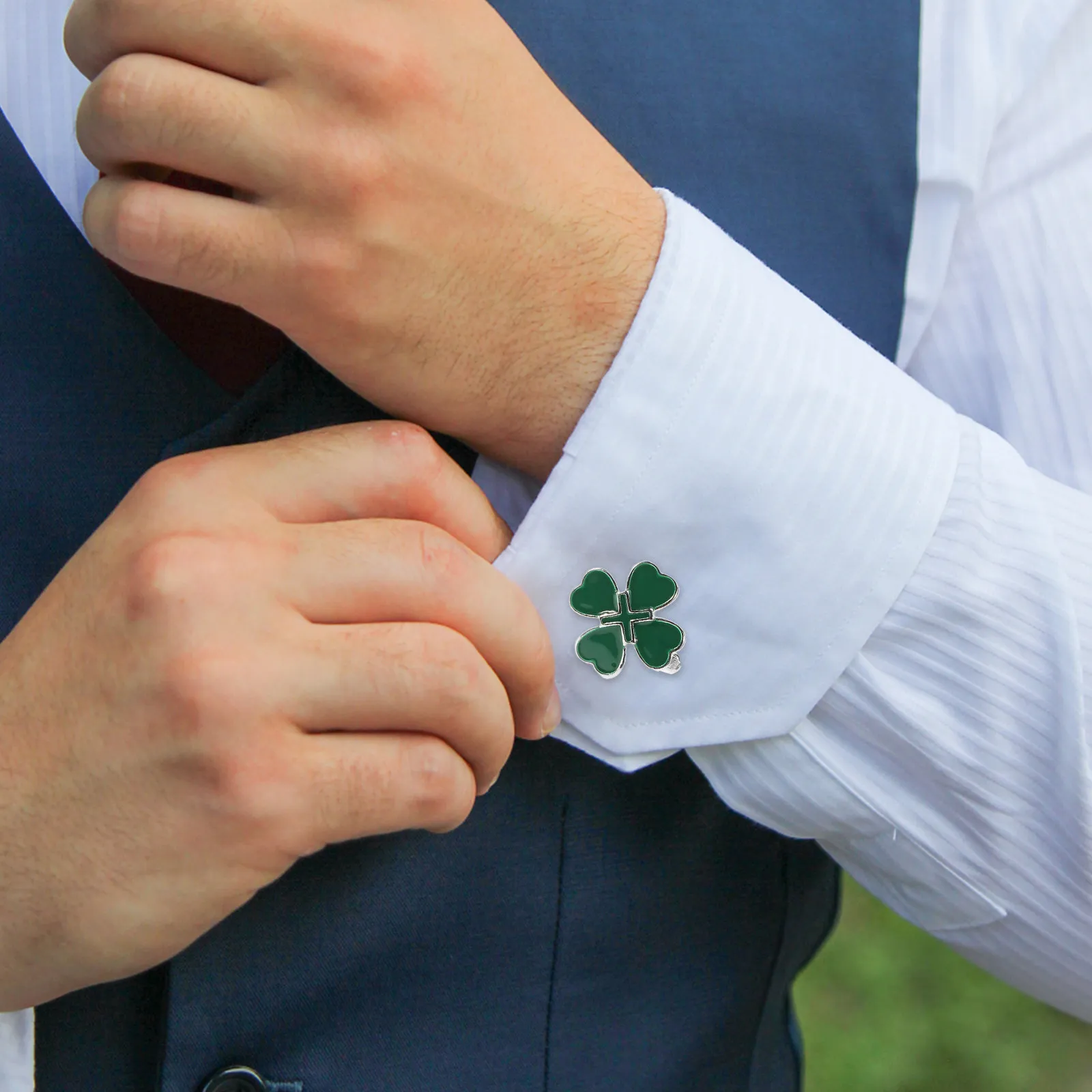

2Pcs Irish Heart Green Cufflinks Alloy Enamel Mens Good Luck Shamrock St Patricks Day Party Favors