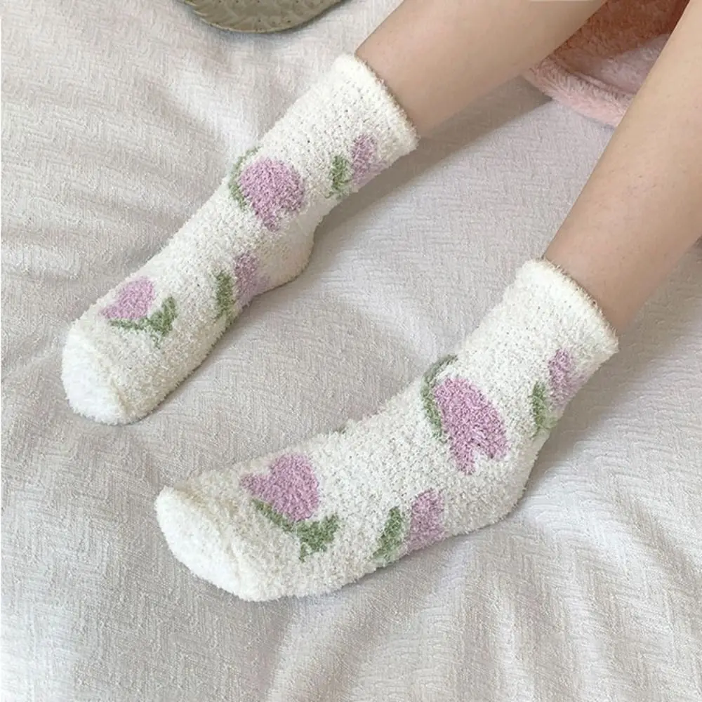 Calcetines cómodos y gruesos de lana Coral con flores y fresas para dormir, calcetines de felpa para el suelo, medias cálidas para invierno para mujeres y niñas