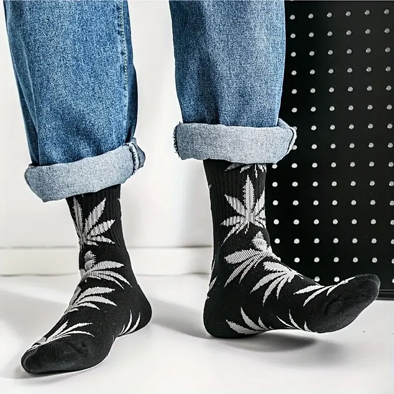 10 ペアのランダムカラーメープルリーフグラフィティトレンディミニマリストスポーツメンズソックスアウトドアスポーツストリートスケートボードソックス