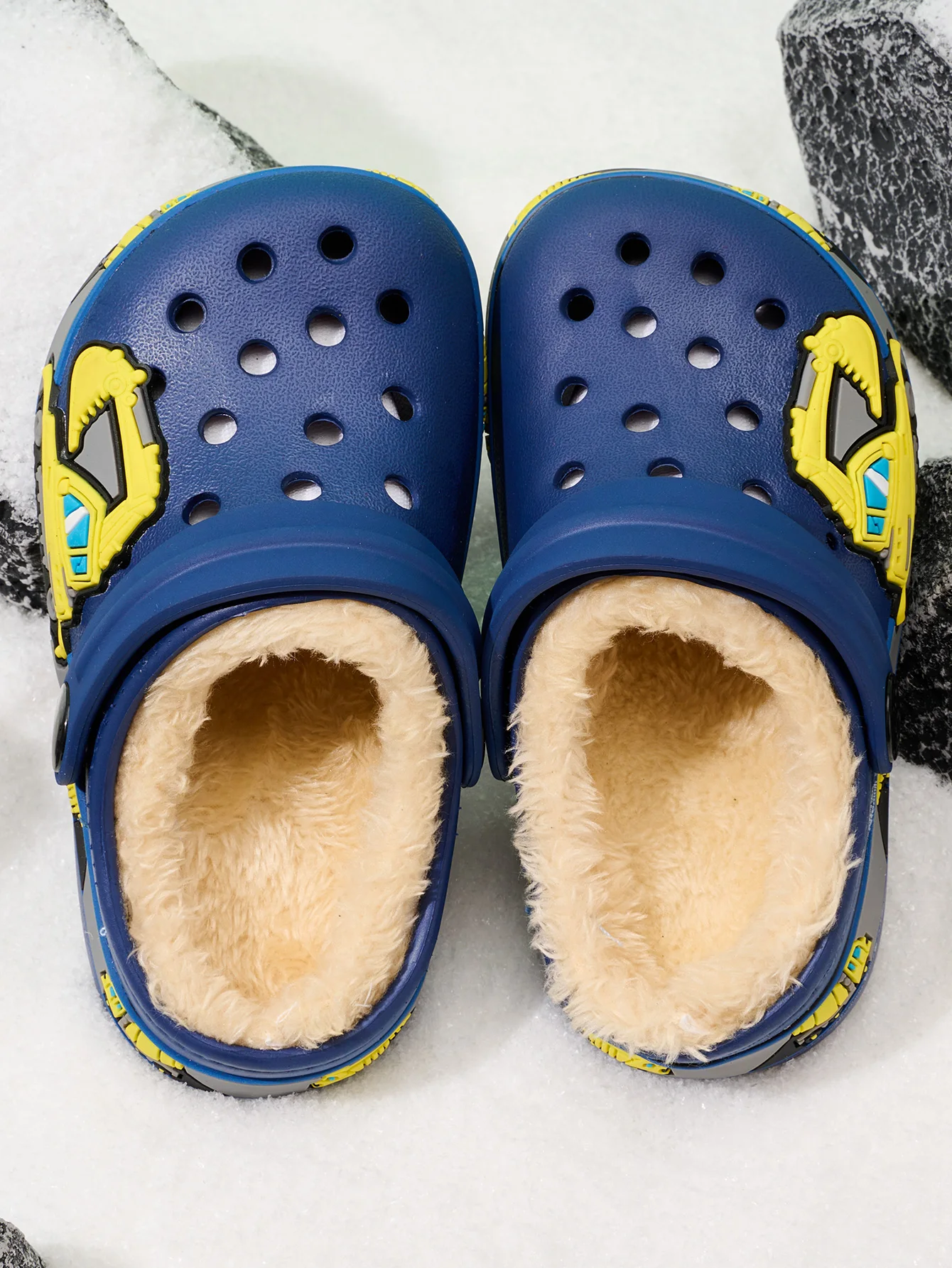 New autumn and winter styles of comfortable, casual, and plush warm hole shoes for boys and girls