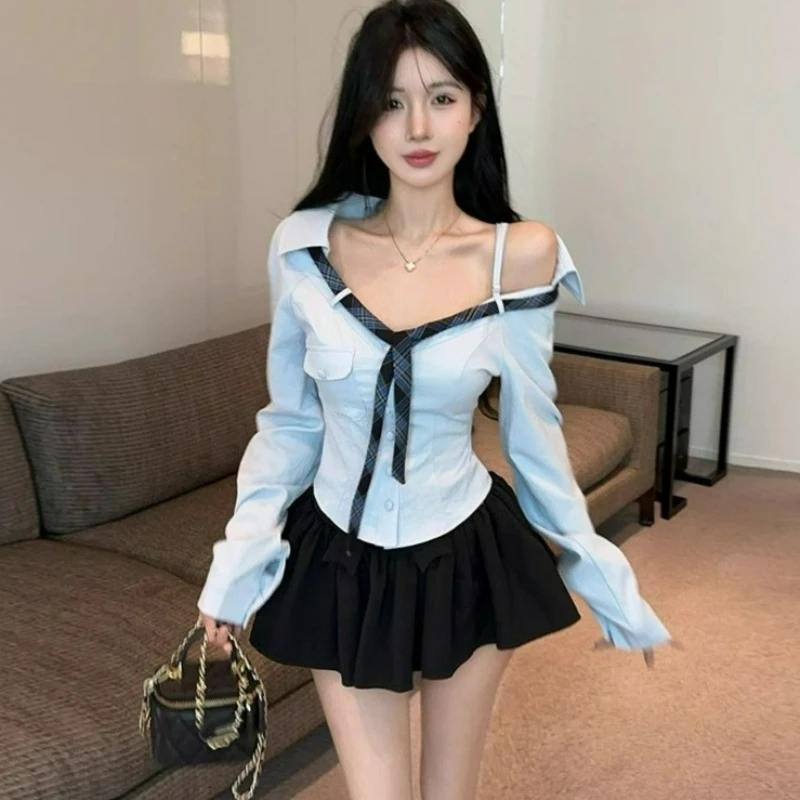 

Дизайнерская синяя блузка с открытыми плечами и асимметричным завязыванием для женщин, осень 2026: новая модная универсальная и стройнящая модель с длинными рукавами