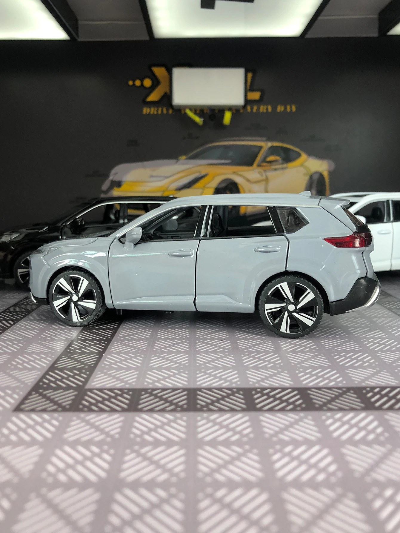 سيارة لعبة مجسمة مصنوعة من خليط معدني للطرق الوعرة مقاس 1:32 مع أبواب قابلة للفتح، سيارة هدية للأطفال