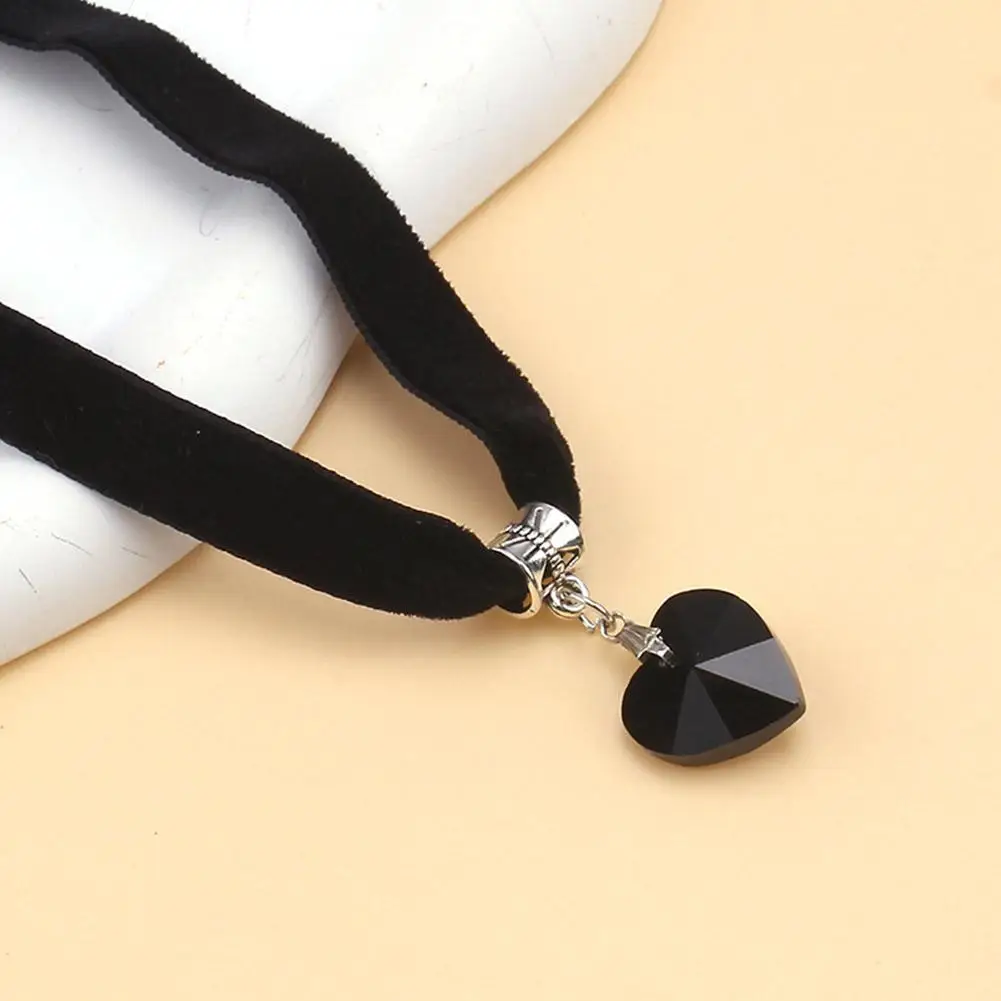 Retro Vintage Gothic Chocker Harajuku Love Heart Chokers Black Heart Pendant Goth Velvet Necklace Crystal Choker Q2T2