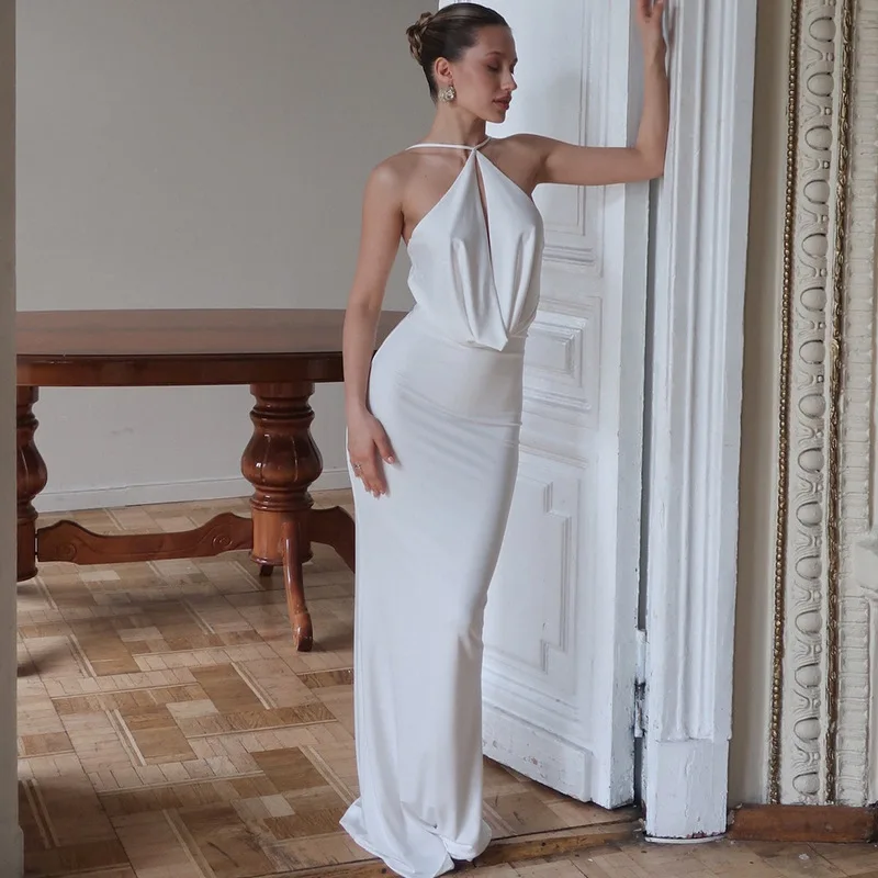 夏の新作ファッション、背中が大きく開いたホルターネックキャミワンピース。女性らしいエレガントな雰囲気のスタイル。