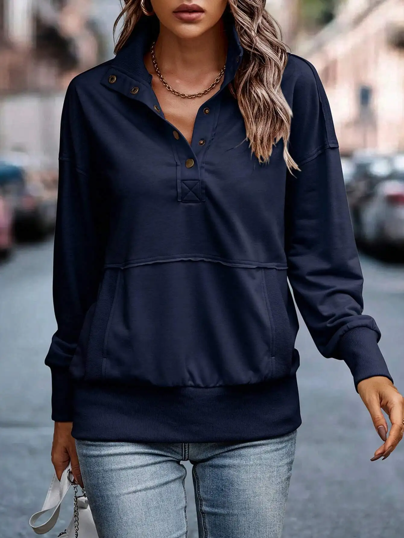 سويت شيرت باللون الأزرق الداكن بنصف أزرار وأكتاف منسدلة مع جيب الكنغر، بلوزة كاجوال بأكمام طويلة للنساء