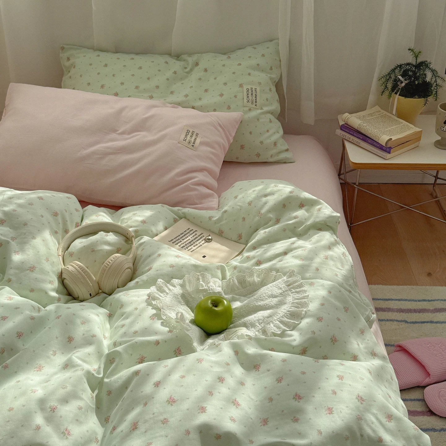 

Комплект постельного белья из чистого хлопка с цветочным принтом: двуслойный хлопковый пододеяльник и простыня, стильная коллекция из четырех предметов.