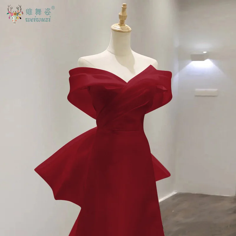 Vestido de novia de compromiso sencillo de estilo francés con un cuello y hombros descubiertos con correa trasera de satén y vestido de novia de mariposa grande