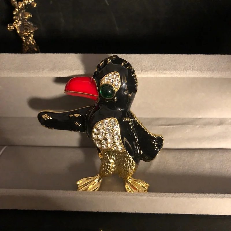 

Exquisite and elegant gemstone inlaid enamel penguin shaped three-dimensional brooch