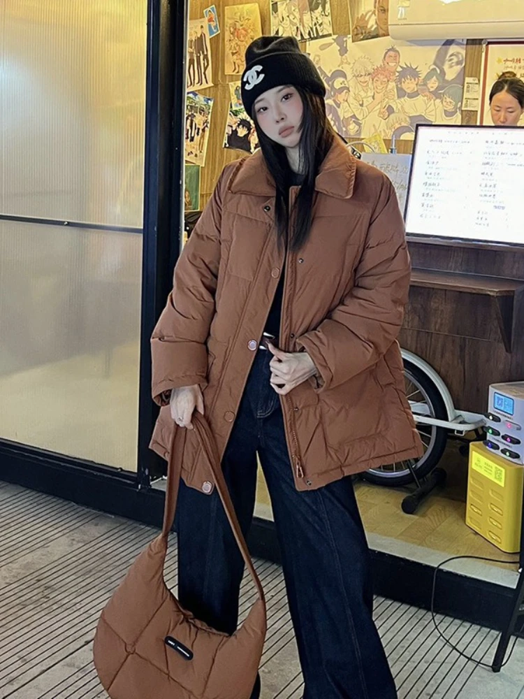

2025 Белая утиная куртка-пуховик с сумкой, короткая одежда для хлеба, женская зимняя новая модная свободная утолщенная куртка с кругами, повседневное пуховое пальто, парки