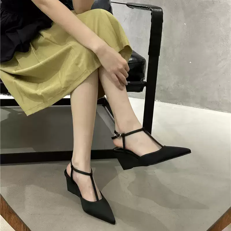 

2026 Spring/Summer New T-strap Pointed Slimming Peep-toe Sandals Wedge Thick Mid-Heel Shallow Single Shoes High Heels