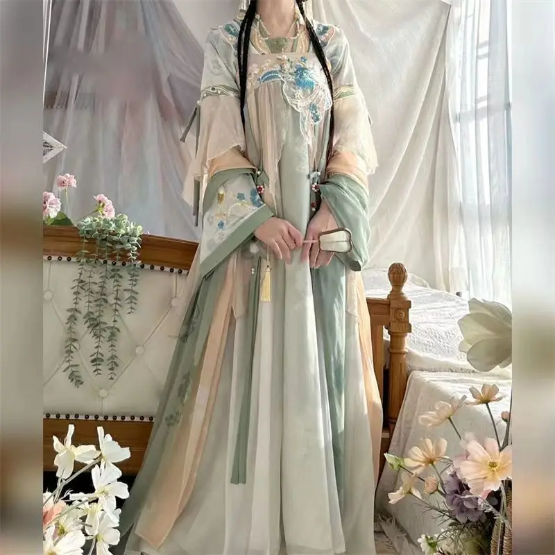 ออร่าอมตะลอยสาวสวยในฤดูร้อนราชวงศ์ถังการปักลายแบบ Hanfu การไล่ระดับสี