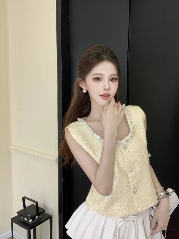 سترة صفراء دائرية بزر واحد مزينة بشكل كثيف على الطراز الكوري، إصدار جديد 2025 بتصميم فرنسي صغير