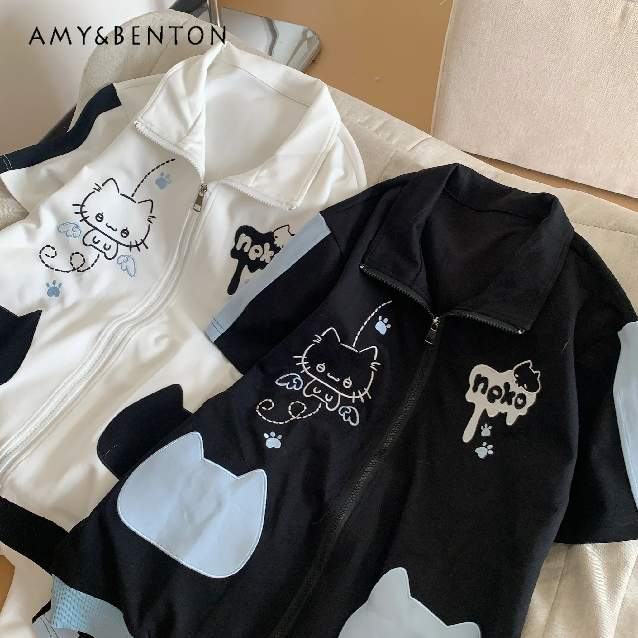 

Повседневный спортивный костюм с японским двумерным мультяшным вышивкой, свободная куртка с короткими рукавами и шорты, комплект из двух предметов