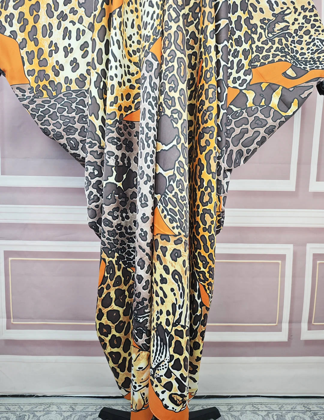 Vestido holgado de seda con estampado de leopardo para mujer, caftán africano de lujo con cuello en V, Dubai Abaya, Oriente Medio, verano, 2024