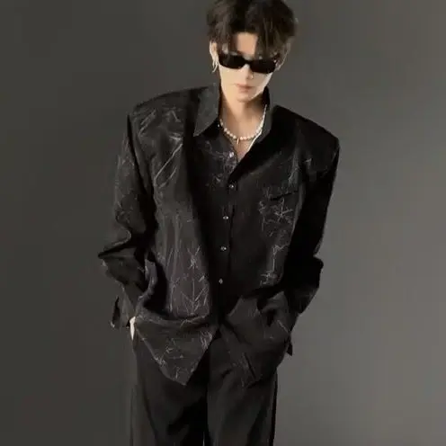 Camisa con hombreras craqueladas negras con textura deconstruido