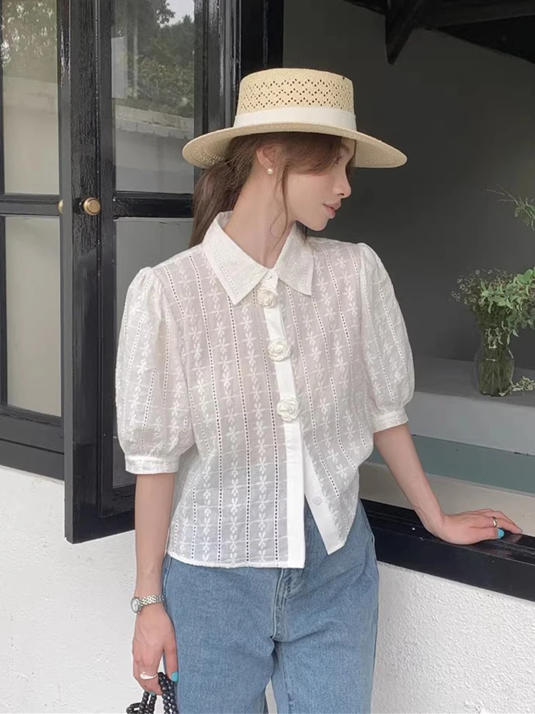 เสื้อเบลาส์ผู้หญิงสไตล์เรโทร ปกปักลายหนา ทรงบับเบิ้ล แฟชั่นฤดูร้อนสุดชิค  ตกแต่งดอกไม้ 3 มิติ  ใช้งานได้หลากหลาย