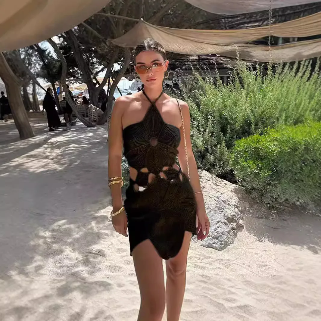 Une robe découpée asymétrique à col rond à la mode pour les femmes