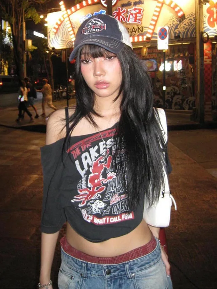 Vrouwen Y2K Gothic Tee Off-Shoulder Brief Print Punk T-shirt Harajuku Streetwear Grunge Esthetische Crop Top voor de zomer
