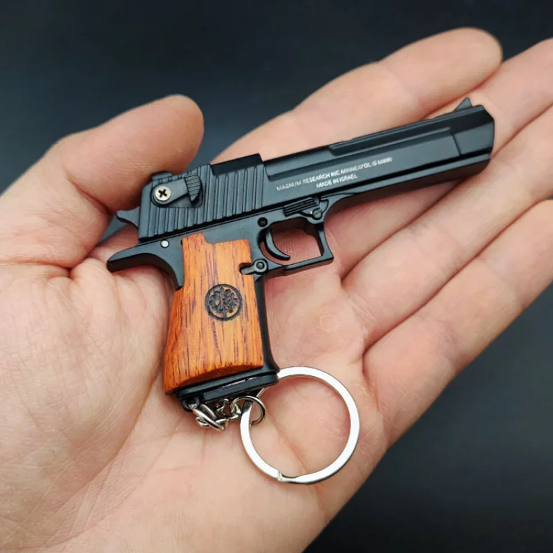 Imagem -05 - Solid Wood Handle Black Body Desert Eagle Metal Miniature Toy Keychain Pendant Can Not Shooting Boy Birthday Gifts 1:3