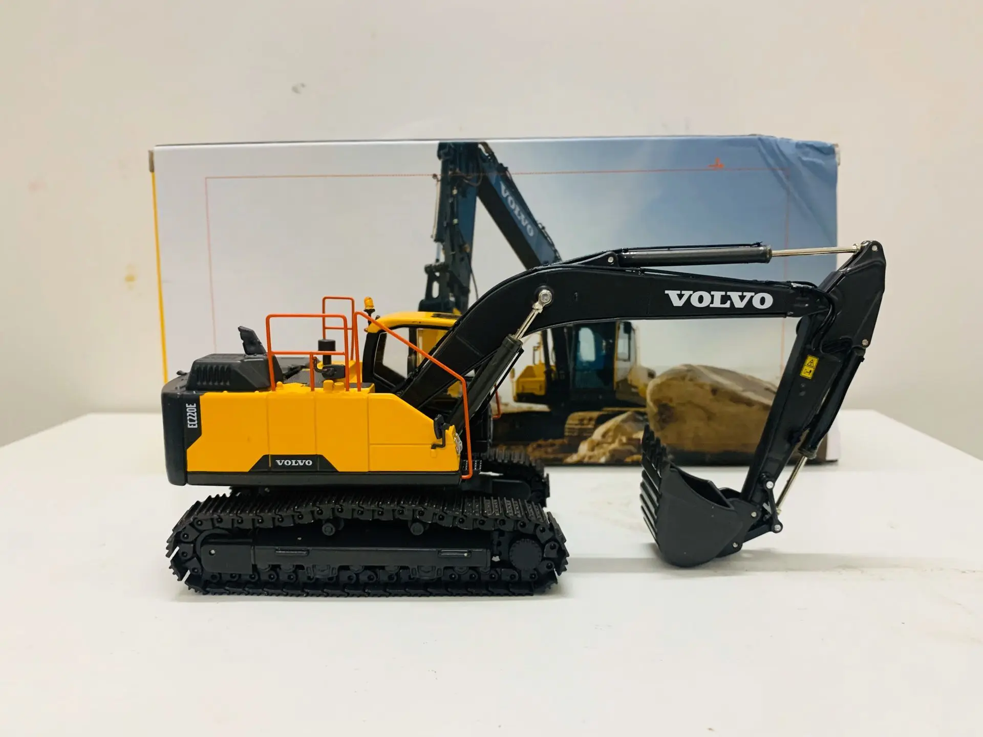 EC220E Crawler Excavator 1/50 Scale DieCast Engineering Machinery Model New Box