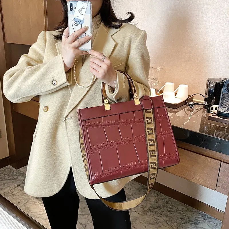 Large capacity commuter women's bag new net red fashion shoulder women's bag cross body trend Tote bag stone pattern retro bag