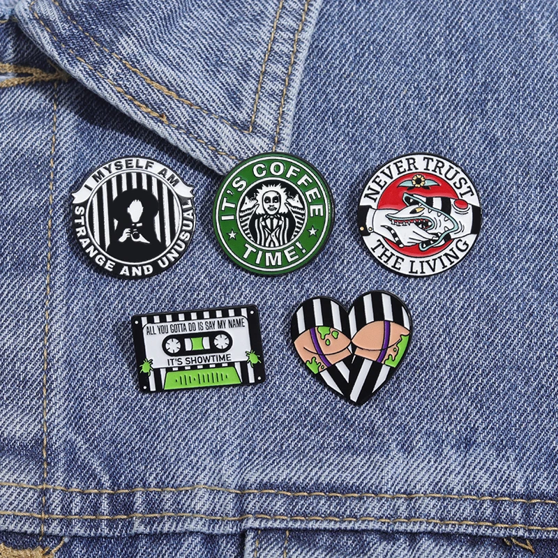 Halloween Creative Punk Enamel Pins Funny 80\'s Vintage Butt Tape Brooches Lapel Badge Never Trust The Living Brooches for Gift