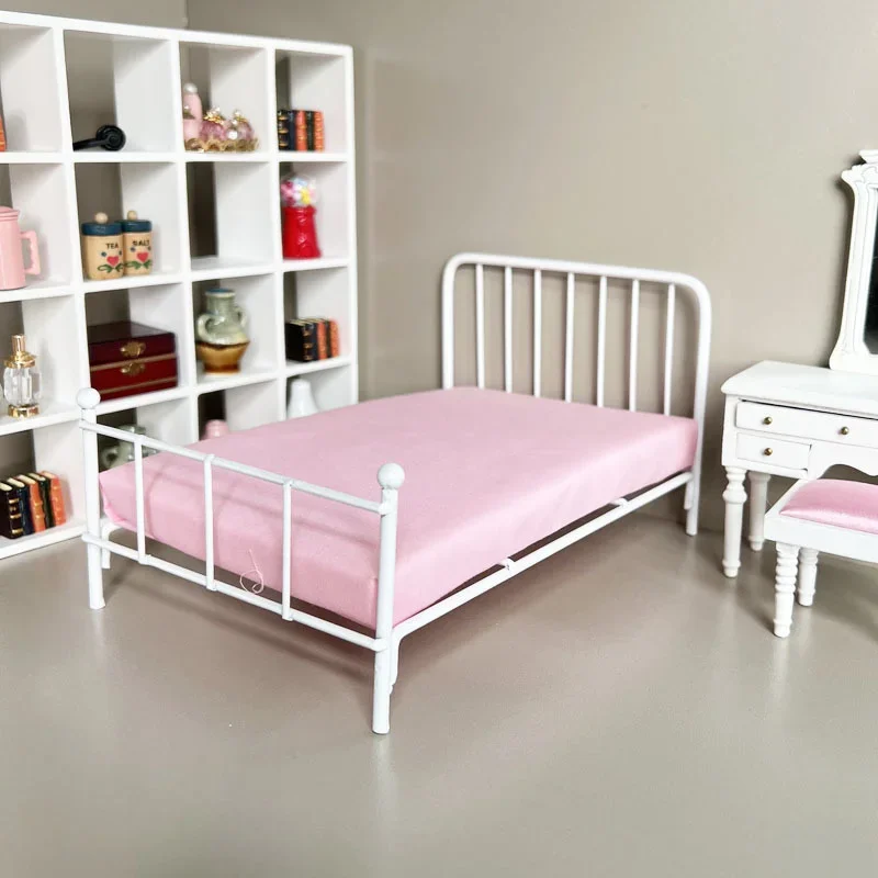 Nuovo 1:12 casa delle bambole in metallo casa delle bambole letto mini mobili per bambole struttura in ferro letto singolo mini modello camera da letto scena accessori per casa delle bambole